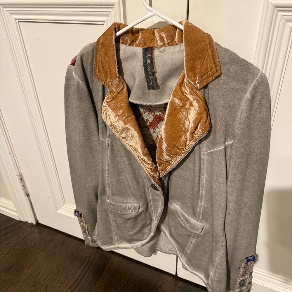 Chic Women's Gray and Tan Blazer